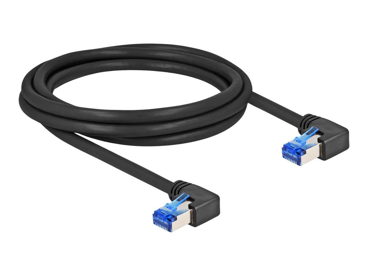 Schwarzes Ethernet-Kabel mit RJ45-Steckern an beiden Enden, aufgerollt auf weißem Hintergrund dargestellt.