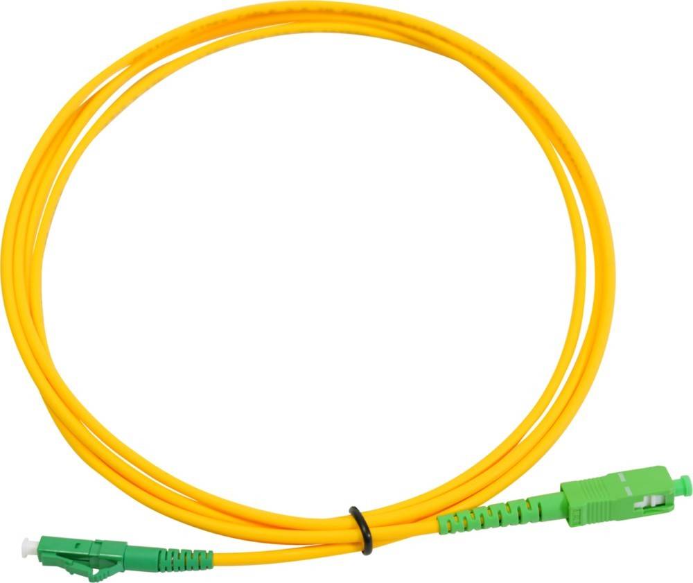 Ein gelbes Glasfaserkabel mit grünen Steckern, sauber aufgerollt, das für die Hochgeschwindigkeits-Datenübertragung in Netzwerkumgebungen verwendet wird.