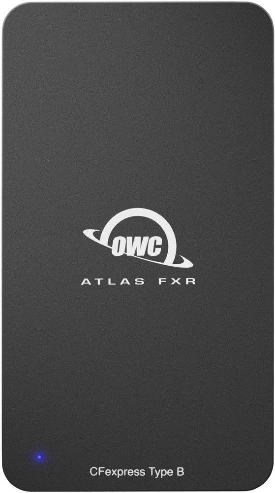 Schwarze OWC Atlas FXR CFexpress Typ B Speicherkarte mit Logo und kleiner blauer LED-Anzeige am unteren Ende.