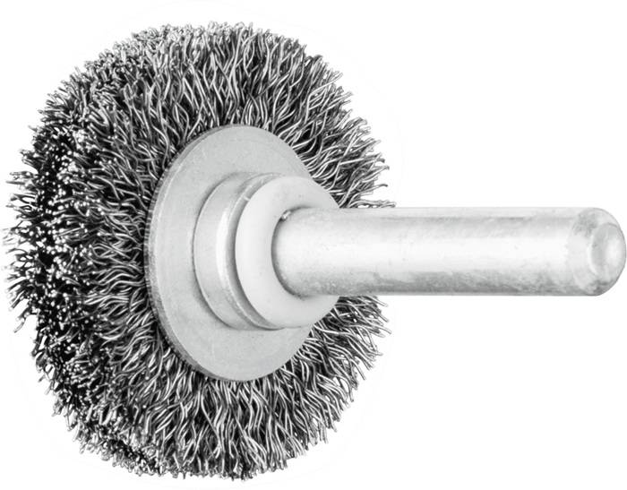 Ein Metalldrahtbürsten-Rad, das an einer Elektrowerkzeugspindel befestigt ist, wird zum Reinigen oder Polieren von Oberflächen verwendet. Die Borsten erscheinen dick und dicht.