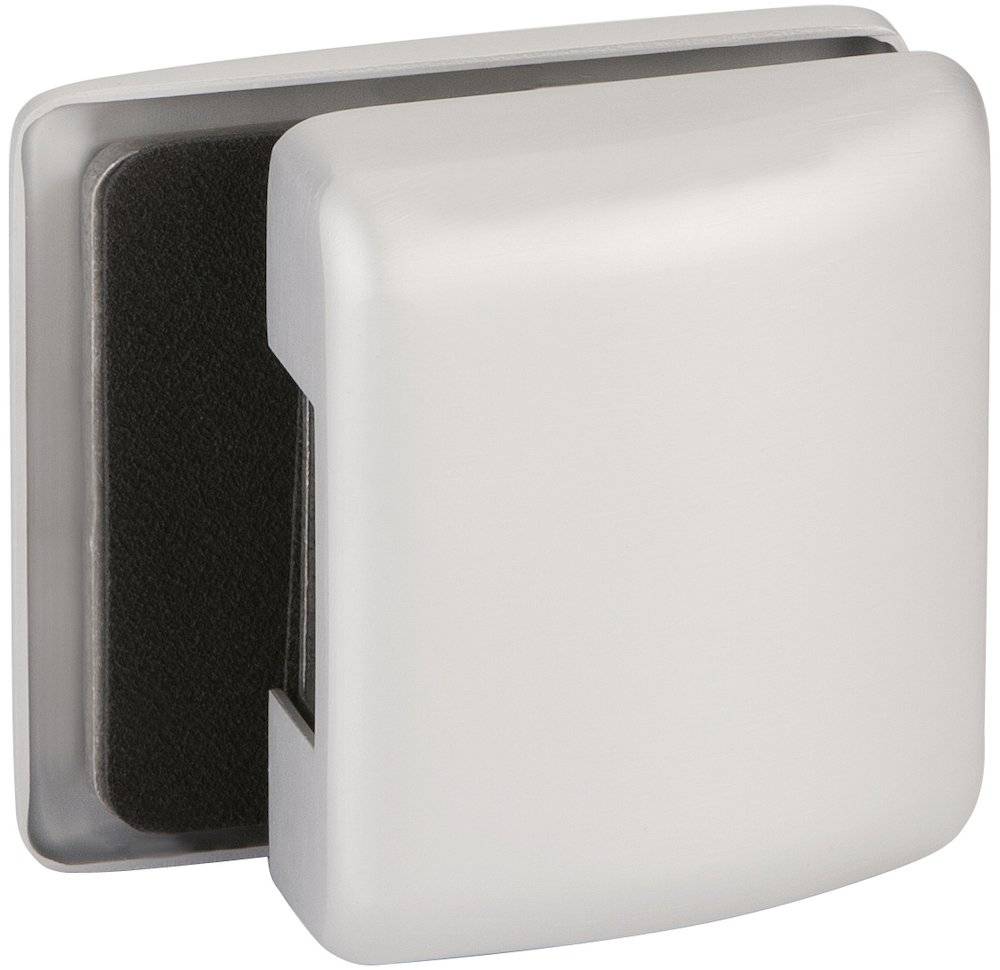 Ein quadratischer, silberner Wandhaken mit weichem, geschwungenem Design. Er verfügt über ein schwarzes, gepolstertes Inneres für sanfte Griffigkeit.