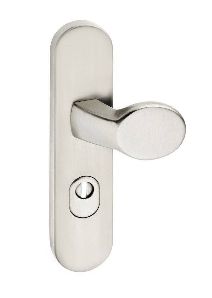 Ein silberner Metalltürgriff auf einer rechteckigen Platte mit einem Schlüsselloch und einem kreisförmigen Schließmechanismus.