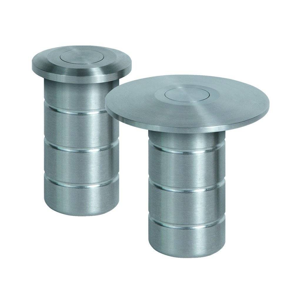 „Zwei silberfarbene ausziehbare Poller, beide mit gerillten zylindrischen Körpern und kreisförmigen Oberteilen, die für Sicherheit und Zutrittskontrolle konzipiert sind.