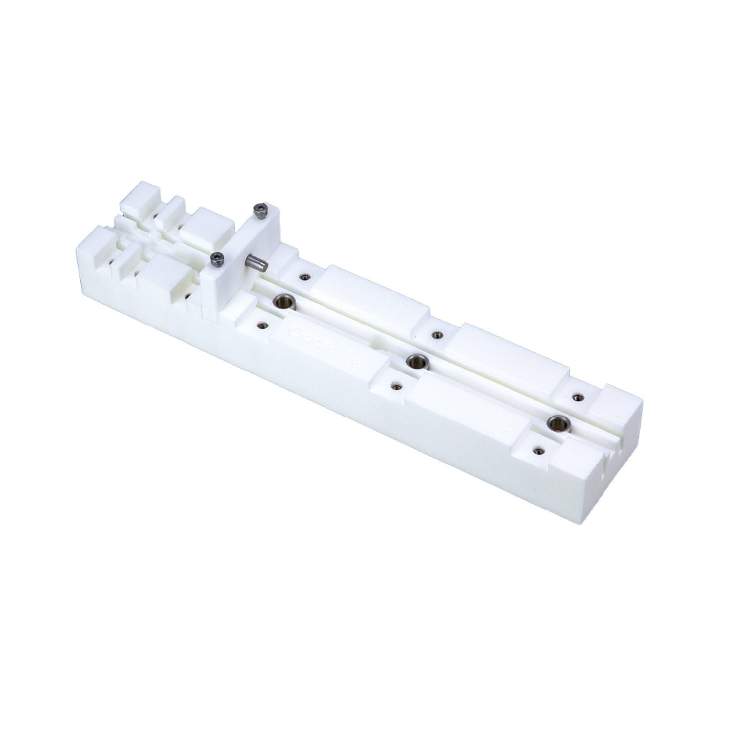 Eine weiße Kunststoff- oder Metallschiene zur Führung von Bewegungen in mechanischen Strukturen, mit mehreren Befestigungslöchern und Komponenten.