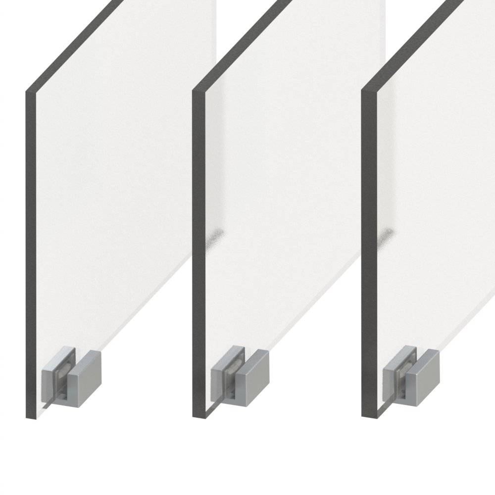 Drei parallele Glastrennwände, die jeweils von einem Paar grauer Metallklemmen am unteren Ende gehalten werden, mit einem minimalistischen, transparenten Design.