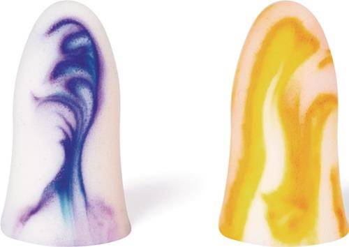 Zwei farbenfrohe Ohrstöpsel: einer mit wirbelnden lila und weißen Mustern, der andere mit orange und weißen Farben. Sie sind entwickelt, um Lärm zu reduzieren.