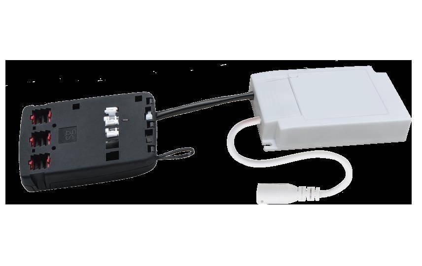 Ein weißes rechteckiges elektronisches Gerät mit Kabeln, das mit einer schwarzen Komponente mit Steckern verbunden ist, möglicherweise für Daten- oder Stromübertragung.