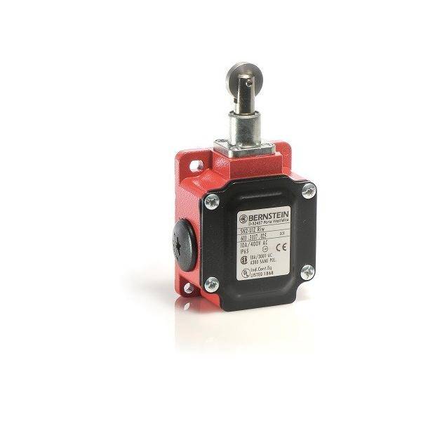 Ein roter industrieller Schalter mit einem schwarzen Etikett auf der Vorderseite, auf dem Modell und Spezifikationen angezeigt werden. Er verfügt über einen metallenen Hebel auf der Oberseite.