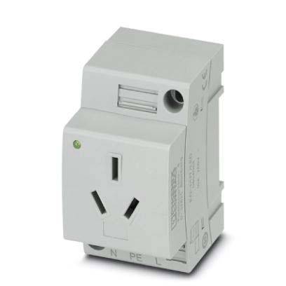 Ein beige Elektroinstallationsmodul mit einer einzelnen Steckdose und Schutzerde, konzipiert für die Montage auf einer DIN-Schiene in einem industriellen Umfeld.