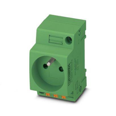 Ein grünes Elektrosteckdosenmodul mit einer nach vorne gerichteten Steckdose und Anschllussklemmen auf der Unterseite, verwendet für elektrische Installationen.