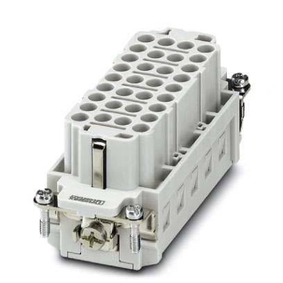 Ein weißer rechteckiger Mehrfach-Elektrostecker mit verschiedenen kreisförmigen Öffnungen für Kabeleinführungen und versehen mit metallischen Befestigungsklammern.