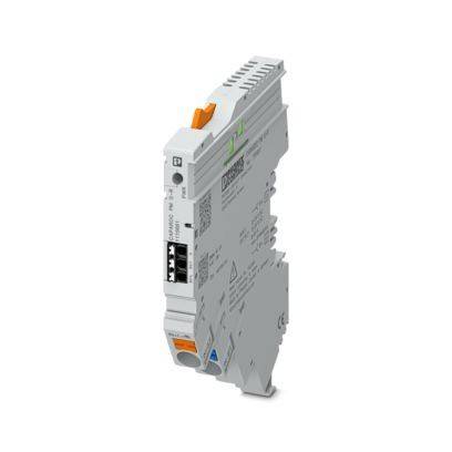Ein schmales graues Modul mit Anschlüssen und Beschriftungen, ausgestattet mit einem orangefarbenen Schalter und einer grünen LED, das in elektronischen oder Kontrollsystemen verwendet wird.