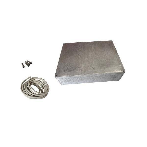 Metallgehäusebox mit vier Schrauben und einem aufgewickelten Kabel auf weißem Hintergrund.