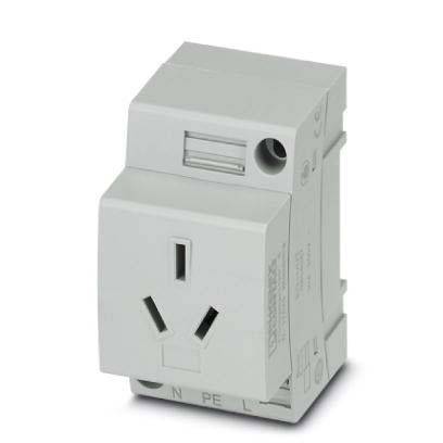 Ein weißer elektrischer Steckdosenadapter mit vertikaler Ausrichtung, der einen dreiphasigen Steckeranschluss für internationale Verwendung bietet.