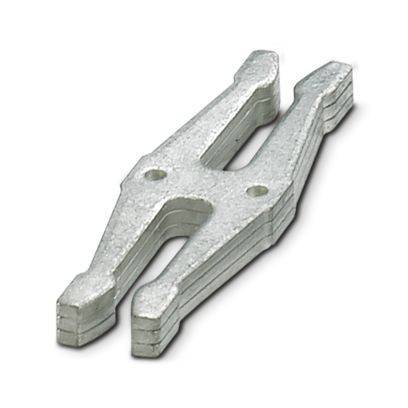 Ein Stapel aus vier identischen Metallteilen mit gegabelter Form, mit zwei Löchern zum Verschrauben oder Befestigen, von oben unter einem Winkel betrachtet.