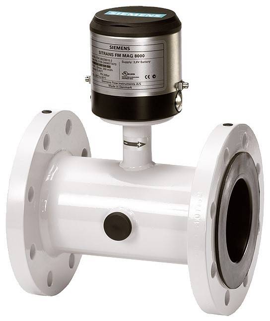 Ein weißer Siemens SITRANS FM MAG 8000 Durchflussmesser mit zylindrischem Sensor und beschrifteten Details, der zur Messung des Flüssigkeitsflusses in Rohrleitungen verwendet wird.