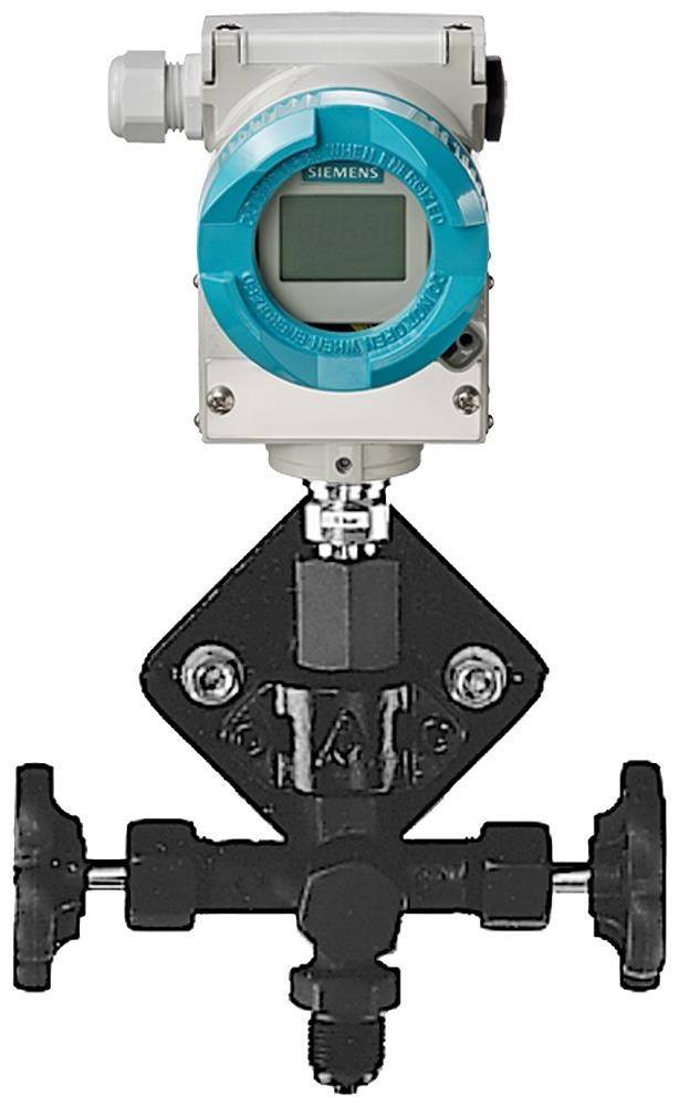 Ein digitales Durchflussmessgerät mit blauer Anzeige ist auf einem schwarzen Ventil montiert und wird zur Messung des Flüssigkeitsdurchflusses in einer industriellen Umgebung verwendet.