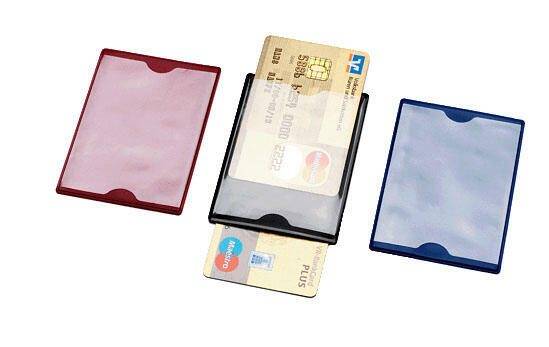 Drei Kartenhüllen in Rot, Schwarz und Blau werden angezeigt. Die schwarze Hülle hat zwei teilweise eingefügte Karten, auf denen eine Kreditkarte und eine Debitkarte zu sehen sind.