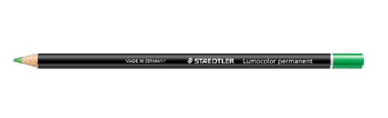 Schwarzer STAEDTLER Lumocolor Permanentmarkerstift mit grüner Kappe und grüner Spitze auf weißem Hintergrund.