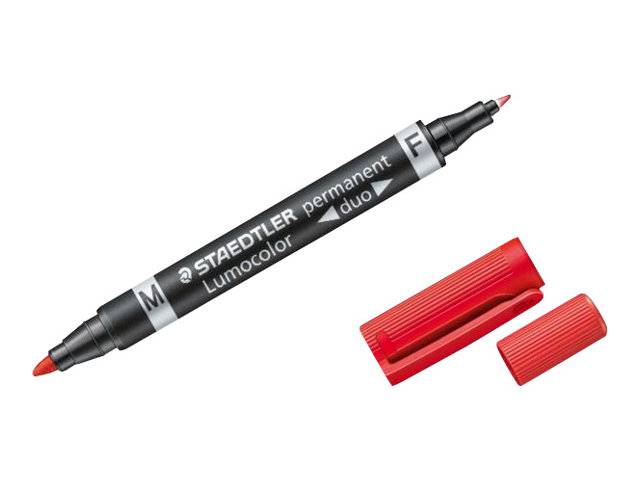 Schwarzer Staedtler Lumocolor Permanent-Duo-Marker mit roten Spitzen und zwei roten Kappen auf weißem Hintergrund.