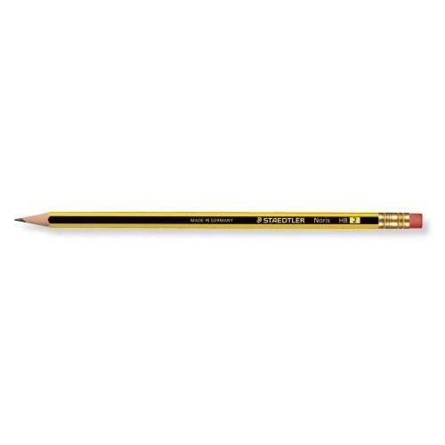 Ein gelb-schwarzer Staedtler Noris HB-Bleistift, der horizontal auf weißem Hintergrund liegt.