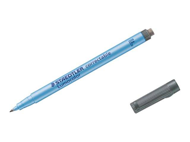 Blauer Staedtler Lumocolor Korrekturstift mit grauer Kappe, separat auf weißem Hintergrund gezeigt.
