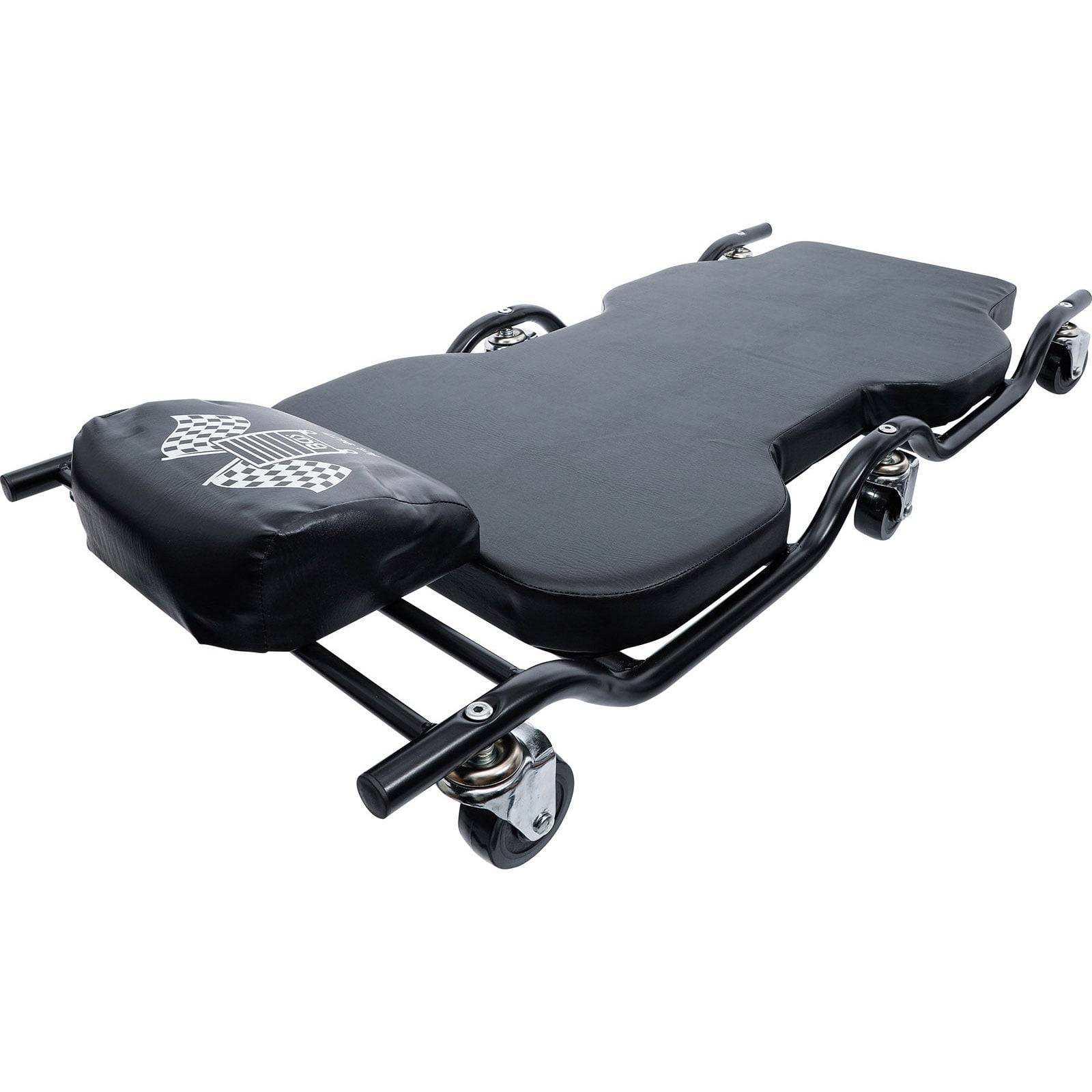 Eine schwarze Mechaniker-Kriecherliege mit vier Rädern und Kopfstütze mit karierter Flaggendesign, die verwendet wird, um sich unter Fahrzeugen für Reparaturen zu bewegen.