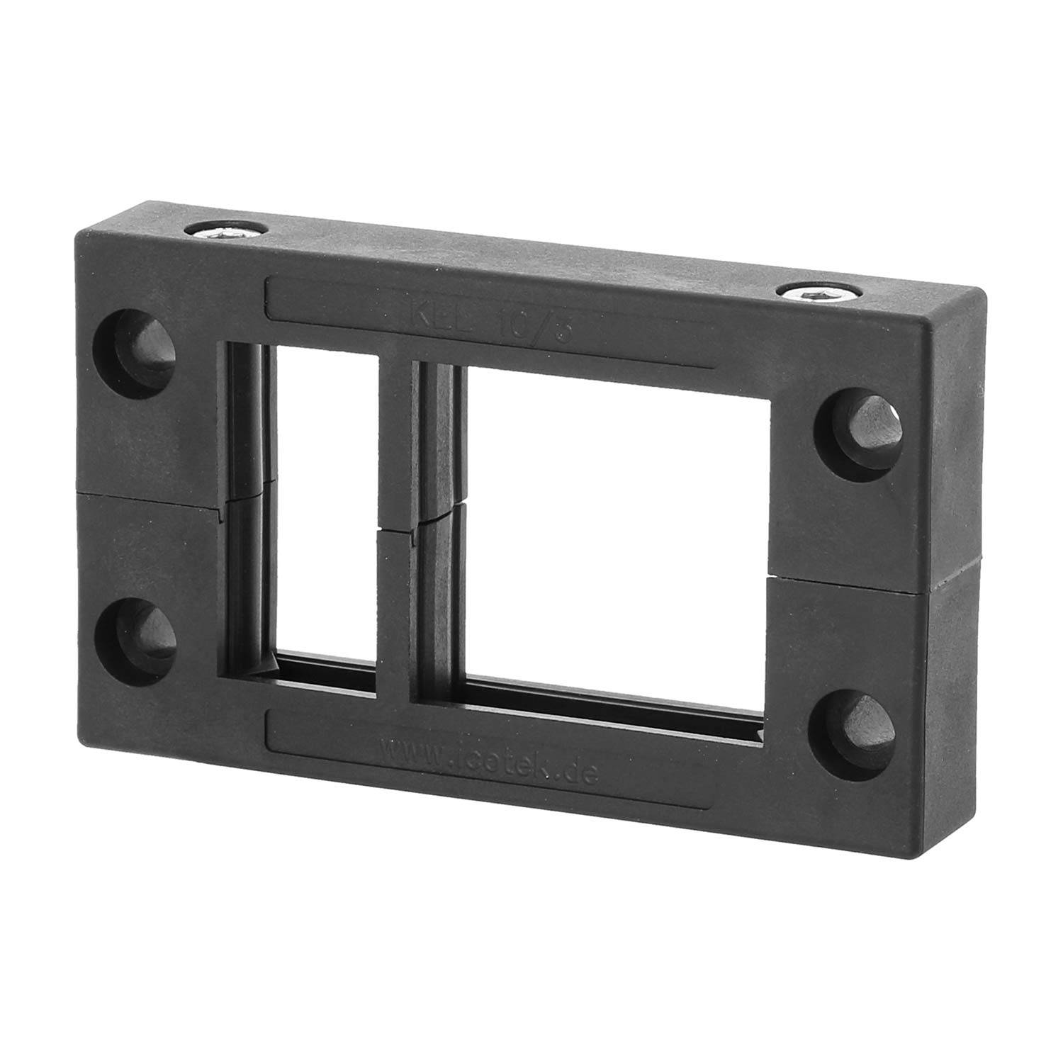 Eine schwarze Kunststoff-Kabeleinführungsplatte mit vier Schraubenlöchern, die zum Abdichten der Kabelführung durch Platten oder Gehäuse konzipiert ist.