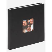 Schwarzes Hardcover-Fotobuch mit einem kleinen quadratischen Titelbild, das vier Gesichter zeigt.