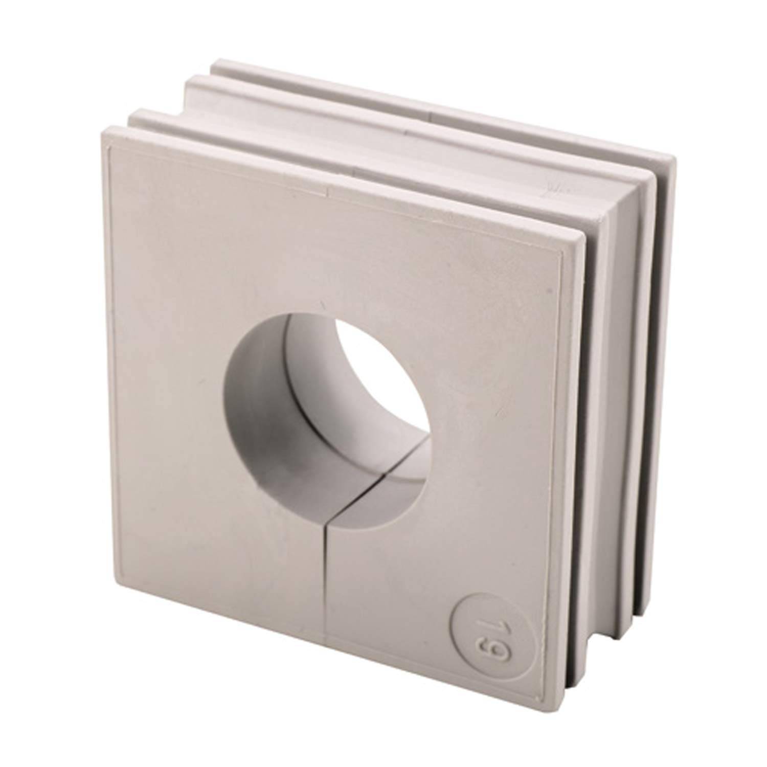 Eine quadratische graue elektrische Durchführung mit einer zentralen kreisrunden Öffnung, die zum Schutz von Kabeln bei der Durchführung durch Metalloberflächen dient.