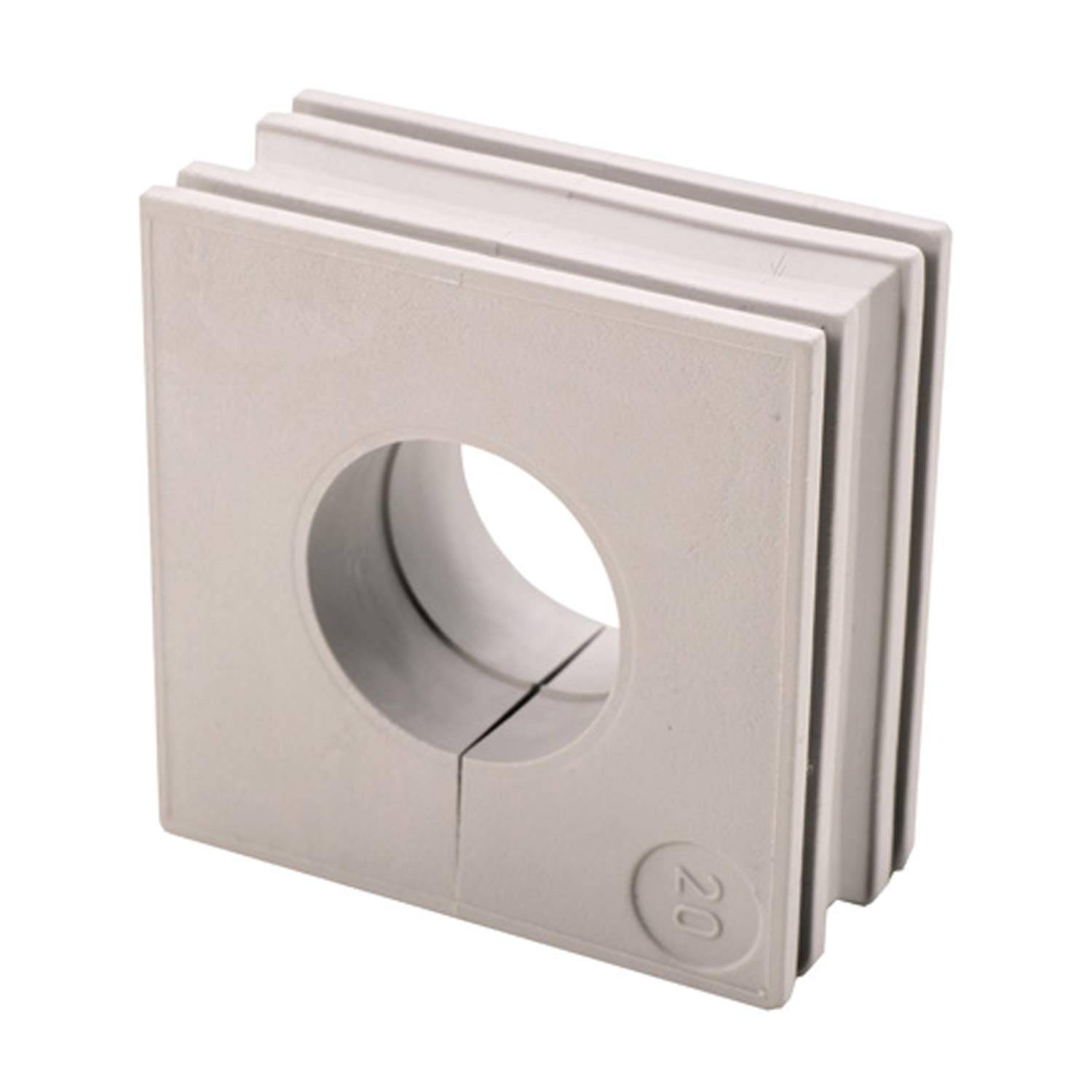 Eine quadratische, graue Kunststoff-Kabeldurchführung mit einem zentralen kreisrunden Loch, die zum Organisieren und Schützen von Kabeln durch Platten oder Gehäuse konzipiert ist.