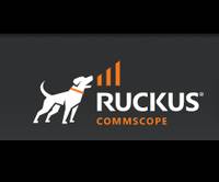 Das Bild zeigt das Ruckus-Logo mit einer orange-weißen Hundesilhouette neben drei vertikalen orangefarbenen Balken. Darunter steht ‚Ruckus, CommScope'.
