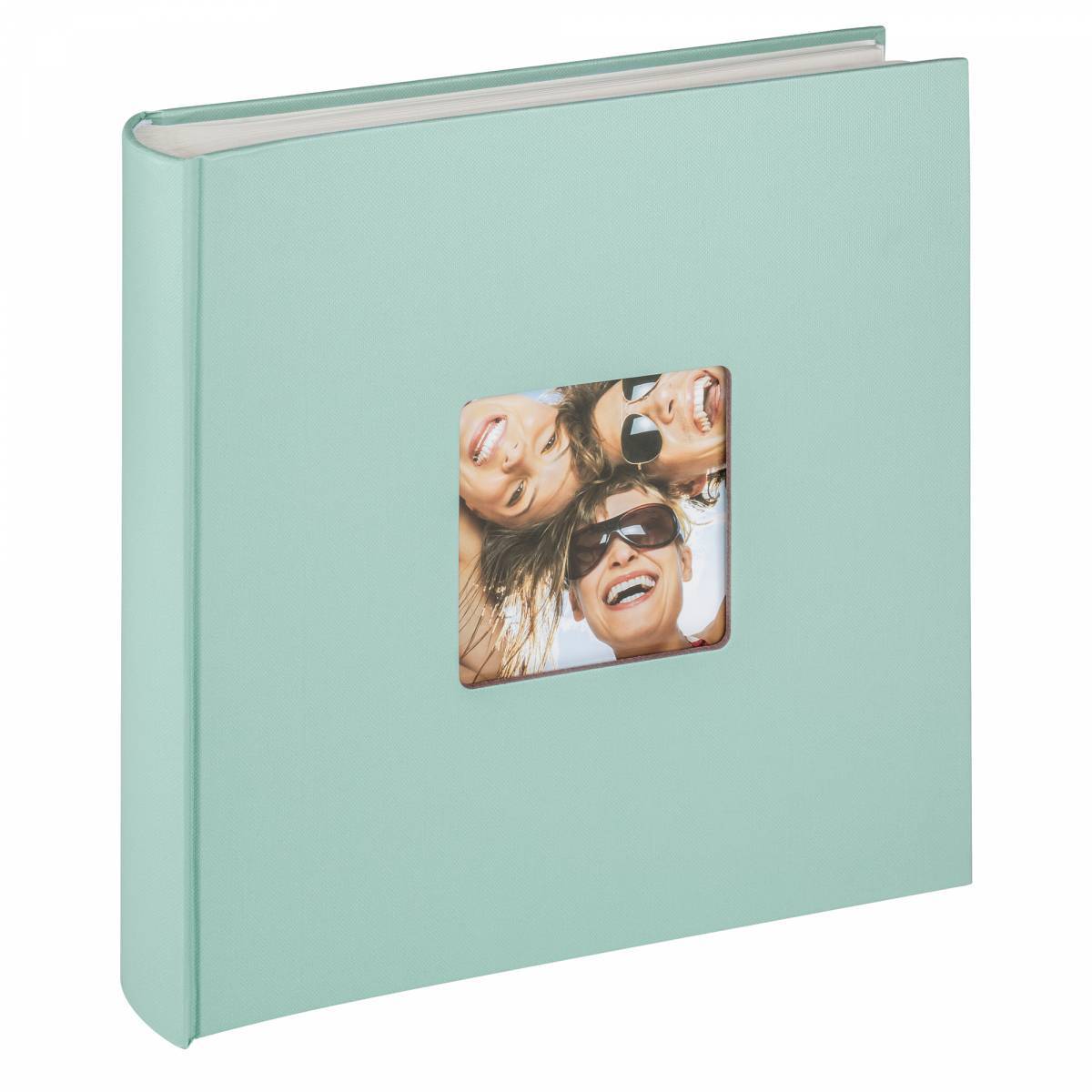 Mintgrünes Fotoalbum mit kleinem Deckelfenster, das drei lächelnde Frauen mit Sonnenbrillen zeigt.