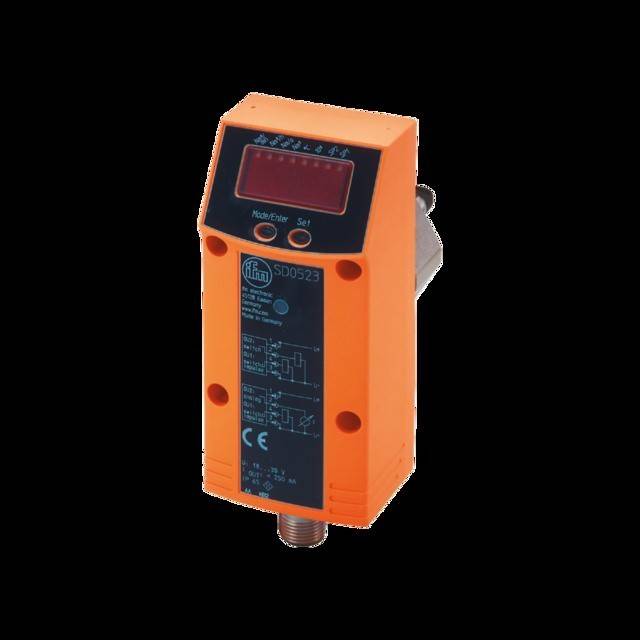 IFM-Durchflusssensor Modell SD0523 mit orangefarbener Gehäuseausführung und digitaler Anzeige, verwendet zur Überwachung von Durchflussraten.
