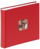 Rotes Hardcover-Fotoalbum mit kleinem quadratischem Fenster auf dem Einband, das eine Collage von Gesichtern zeigt.