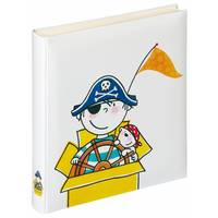 Weißes Kinderbuch oder Binderbuch mit Umschlag eines Cartoon-Piraten in einem blauen Hut, der ein Schiffsrad steuert, eine kleine Puppe hält, mit einer orangefarbenen Flagge.
