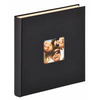 Schwarzes Hardcover-Fotoalbum mit einem kleinen quadratischen Covertoto von drei lächelnden Menschen, die Sonnenbrillen tragen.