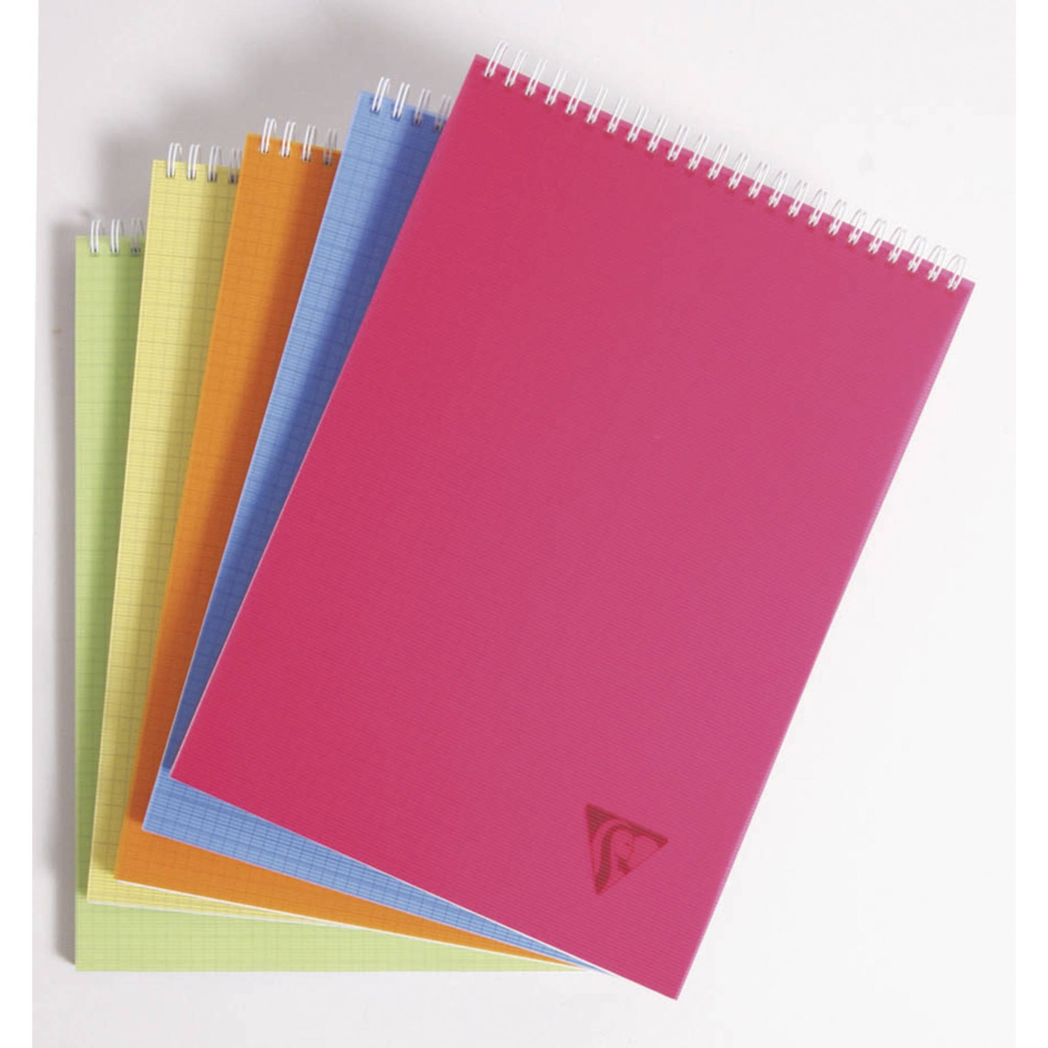 Stapel von fünf spiralgebundenen Notizbüchern in Grün, Gelb, Orange, Blau und Rosa auf weißem Hintergrund.