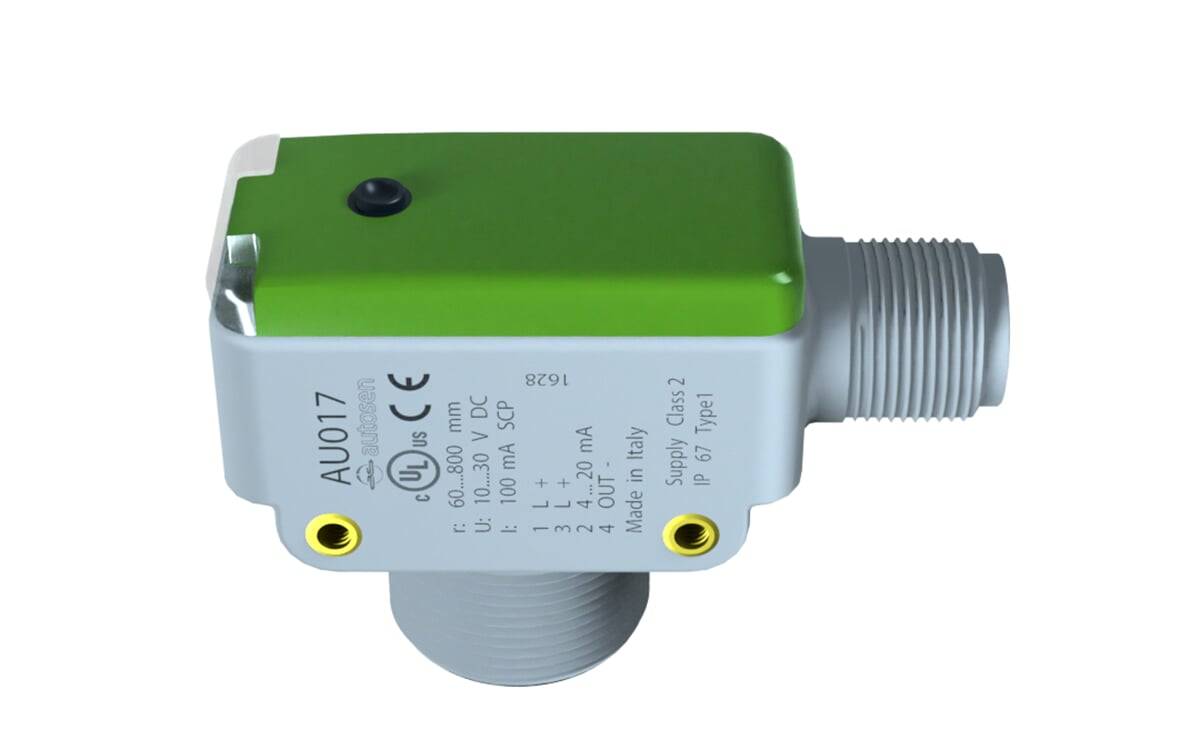 Grüner und silberner industrieller Sensor ‚AU017', beschriftet mit Spannungs-, Strom- und Schutzklassifikationen. Er verfügt über einen Gewindeanschlussanschluss.