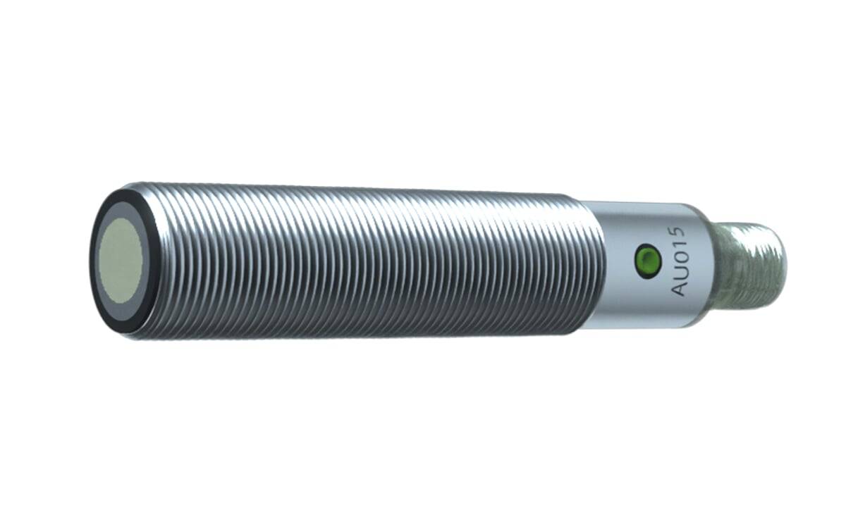 Ein zylindrischer Metallsensor mit gerippter Oberfläche und einem grünen Indikatorlicht an der Seite, gekennzeichnet mit 'AI015'.