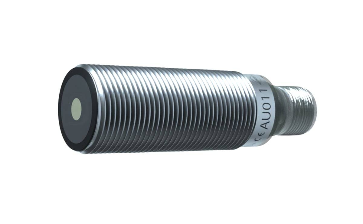 Ein zylindrischer, metallischer Gegenstand, der einem Sensor ähnelt und eine gerippte Oberfläche aufweist, wird in Nahaufnahme gezeigt, wobei der Fokus auf seinem Ende und den umgebenden Details liegt.