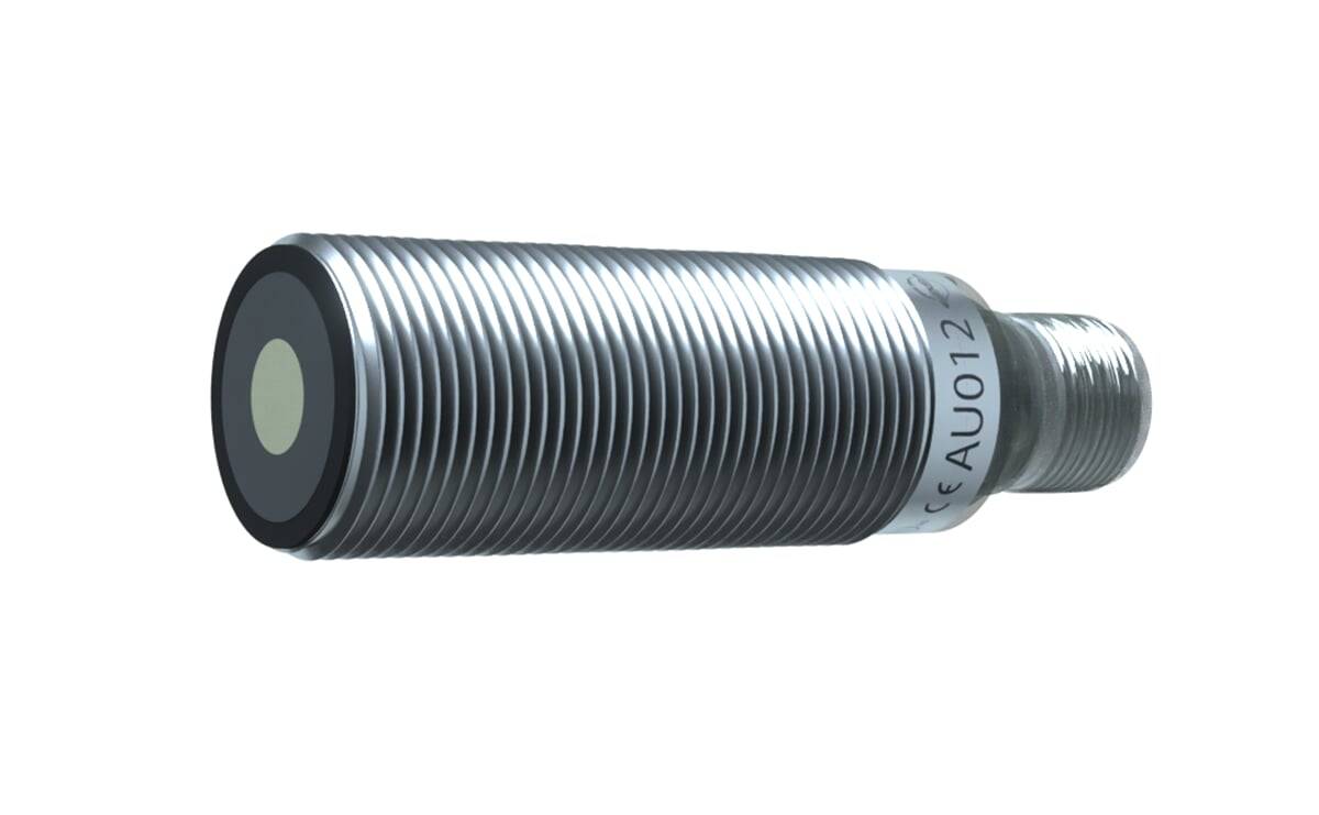 Ein zylindrischer Näherungssensor mit gerippter Metalloberfläche und einer flachen Detektionsfläche an einem Ende, teilweise mit Druckmarkierungen versehen.