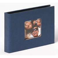 Blaues Fotoalbum mit einem kleinen quadratischen Fenster auf dem Umschlag, das vier lächelnde Menschen zeigt, die eng beieinander posieren.