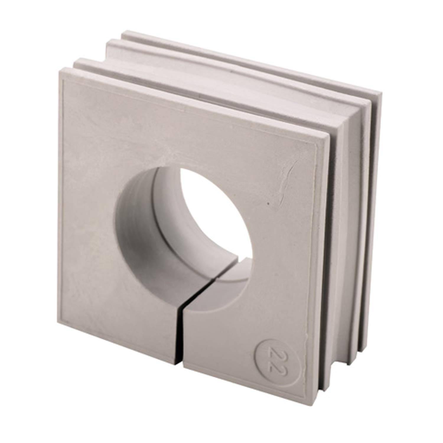 Ein grauer Metallblock mit einer kreisförmigen Öffnung in der Mitte, der einer Klemmvorrichtung oder Halterungskomponente ähnelt und mit gerillten Kanten versehen ist.