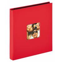 Rotes Hardcover-Fotoalbum mit einem kleinen quadratischen Titelbild von vier lachenden Gesichtern