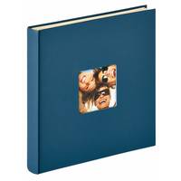Blaues Hardcover-Fotoalbum mit einem kleinen Fenster auf dem Umschlag, das drei lächelnde Gesichter in einem Schnappschuss zeigt.