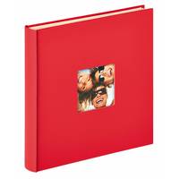 Rotes Hardcover-Fotoalbum mit einem kleinen quadratischen Titelbild von vier lächelnden Gesichtern.