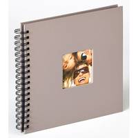 Graues spiralgebundenes Fotoalbum mit einem kleinen quadratischen Titelfoto von zwei lächelnden Personen mit Sonnenbrillen.
