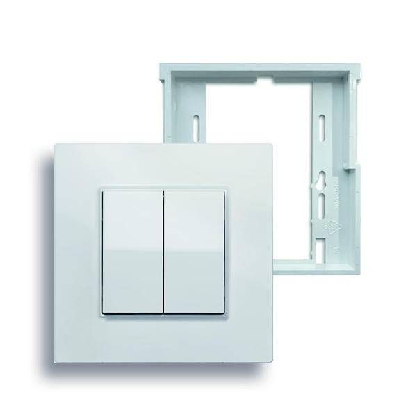 Ein weißer Doppel-Lichtschalter mit einem abnehmbaren Rahmen, der sein modulares Design hervorhebt.