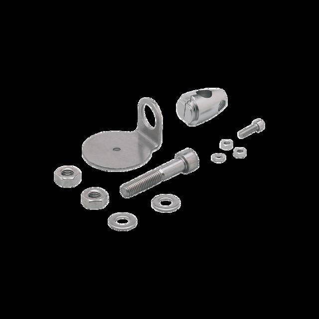 Verschiedene Metallhardware-Komponenten wie Schrauben, Muttern, Unterlegscheiben und eine Halterung sind vor einem einfarbigen schwarzen Hintergrund angeordnet.